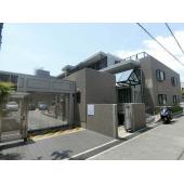 第一種低層住居専用地域内の閑静な住宅街に所在。阪急宝塚線「曽根」駅まで徒歩5分の立地です。