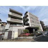 総戸数43戸、地上5階建の1階部分、専用庭付き南向き住戸。京阪本線「清水五条」駅 徒歩14分の立地。
