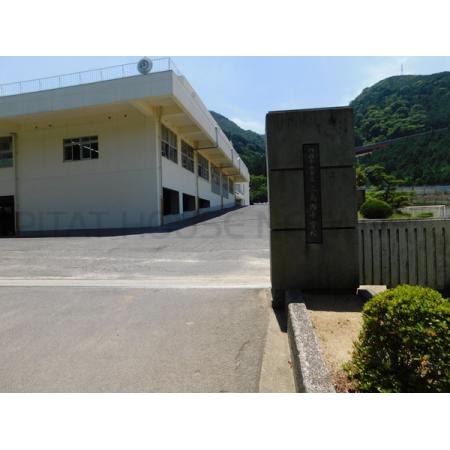 SKマンション 周辺環境写真3 四国中央市立三島西中学校：1596m