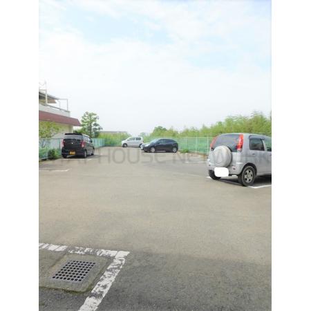 SKマンション 外観写真3 駐車場