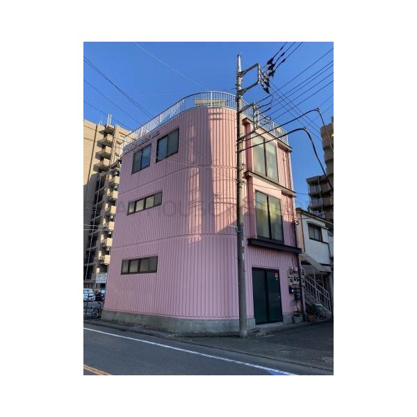 ピンク色が印象的な建物です。