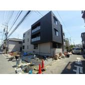 工事中！北側外観、重厚な印象です♪
