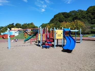 室蘭市 大きな石の滑り台と噴水のある公園 入江運動公園 子供の広場 ピタットハウスの地域情報発信ブログ 街ピタ 室蘭市 大きな石の滑り台と噴水のある公園 入江運動公園 子供の広場 ピタットハウスの地域情報発信ブログ 街ピタ